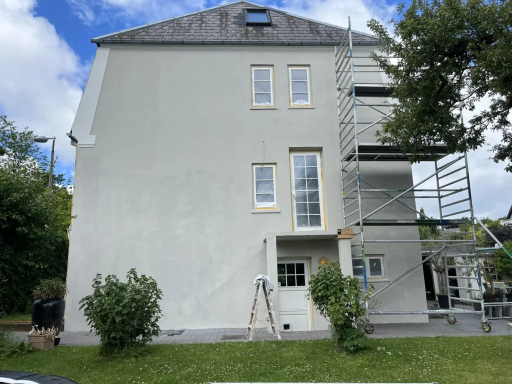 Facademaling fra stillads - arbejdet i gang