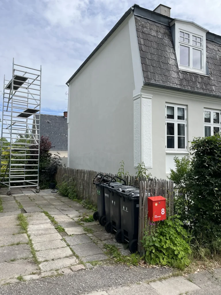 Udvendigt malerarbejde med stillads